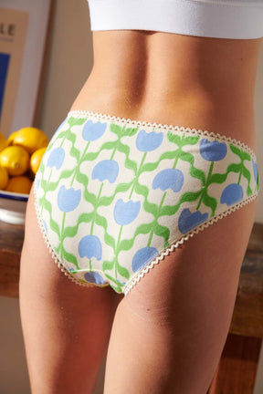 Violette is a size 34 and wears a size XS