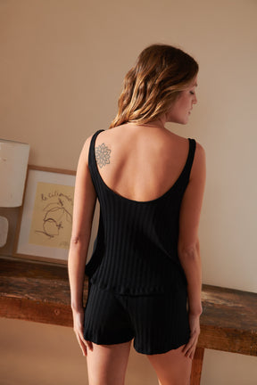 Violette is a size 34 and wears a size XS
