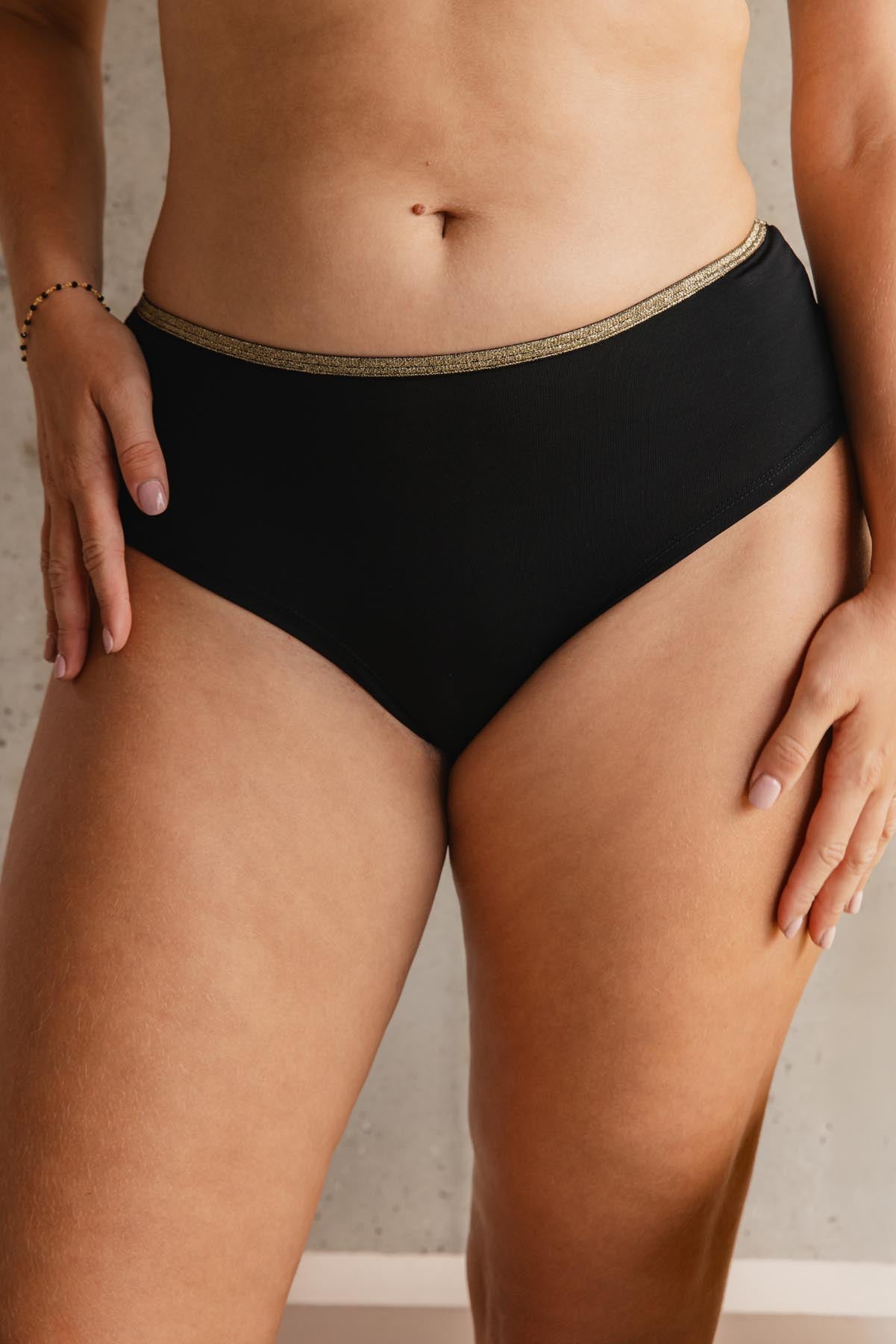 Lorea is a size 38 and wears a size M