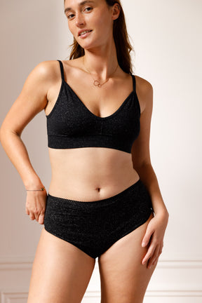 Lorea is 1m74 tall, she is a size 95B and wears size M