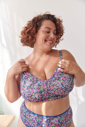 Amandine is 100F and wears a size 3XL