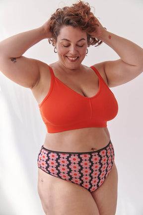 Amandine is 100F and wears a size 3XL