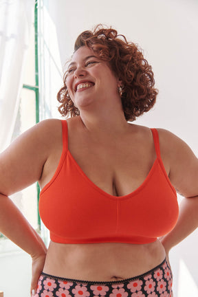 Amandine is 100F and wears a size 3XL