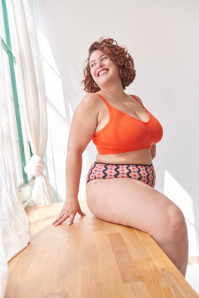 Amandine is 100F and wears a size 3XL