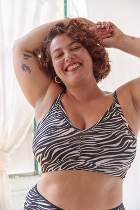 Amandine is 100F and wears a size 3XL