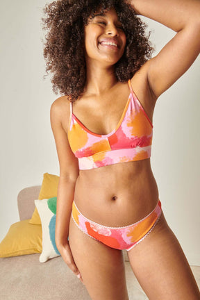 Marie-Charles is a 90B and wears a size M